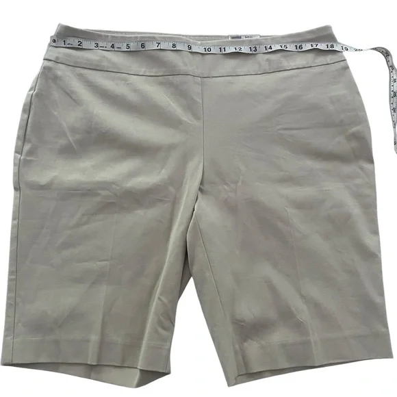 NWT Crown & Ivy Ashley Women Pull on Bermuda Shorts Size 16 - Picture 3 of 5